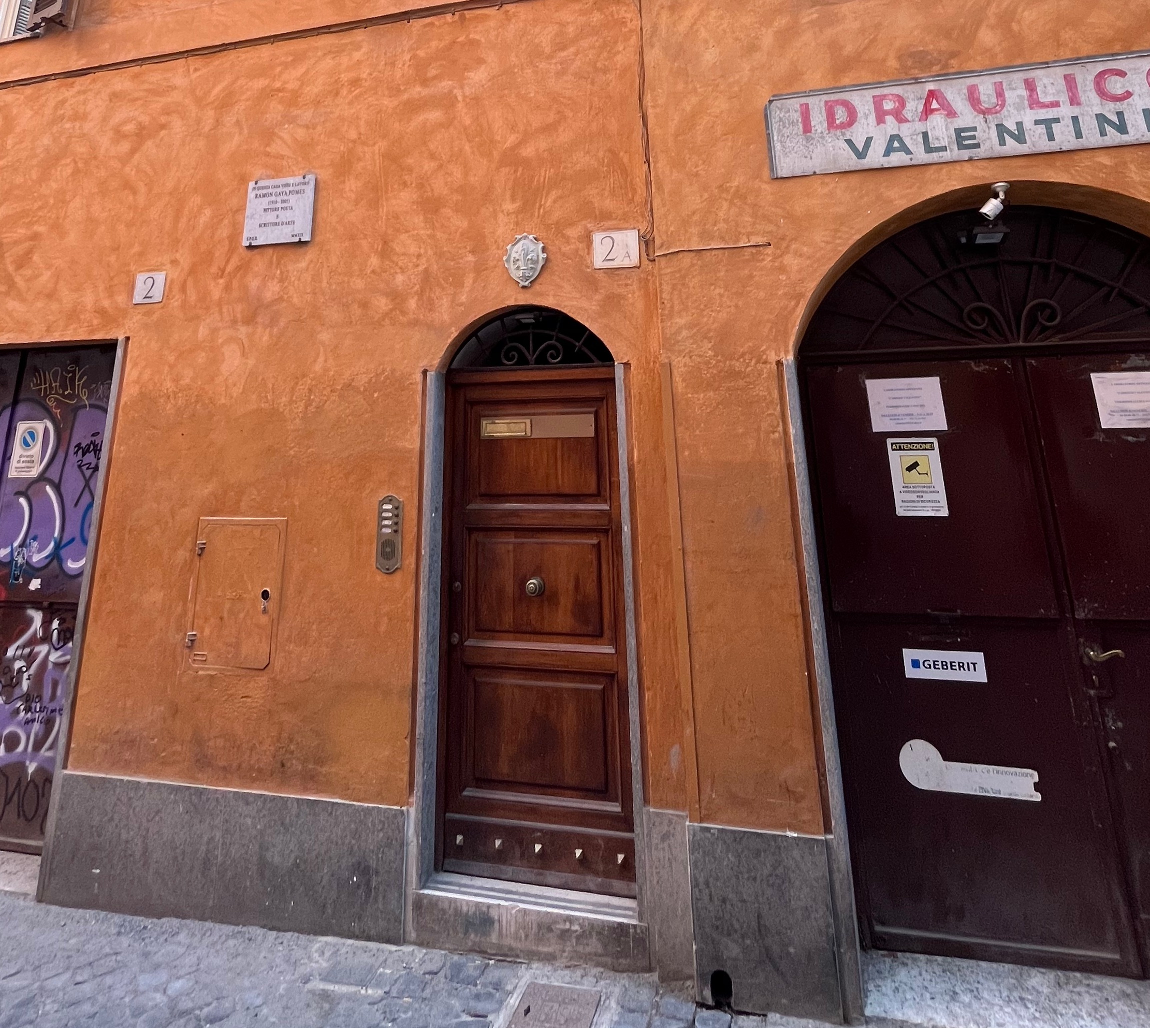 Building front door at Vicolo del Giglio, 2a
